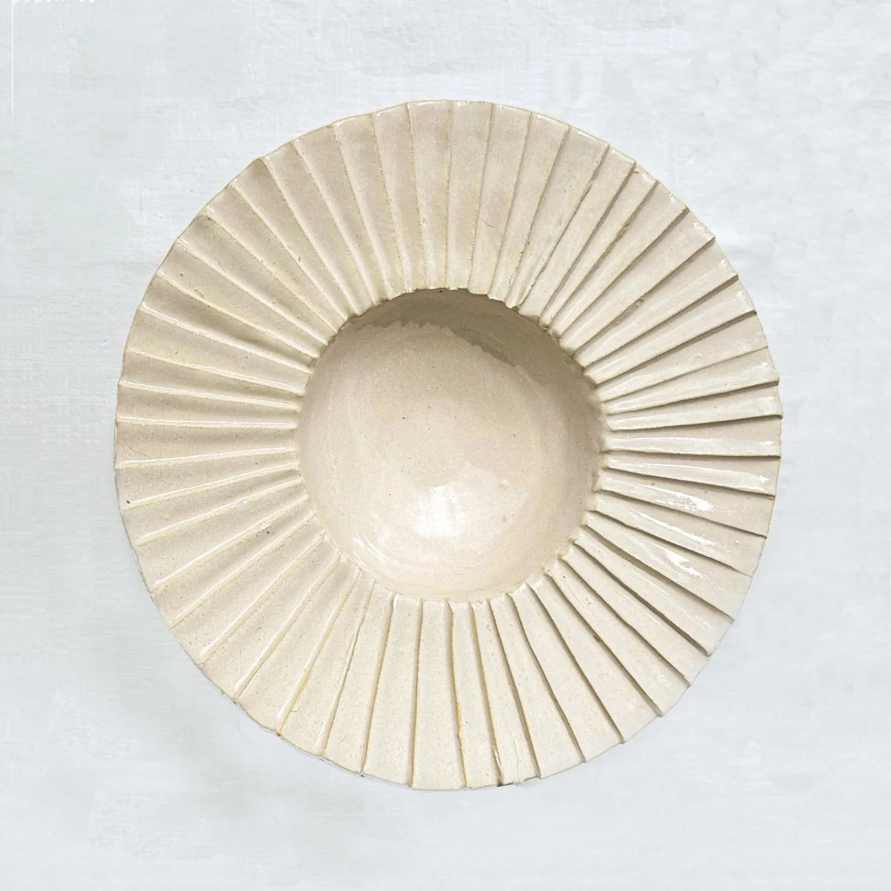 Plissé ceramic plate with fine pleats
