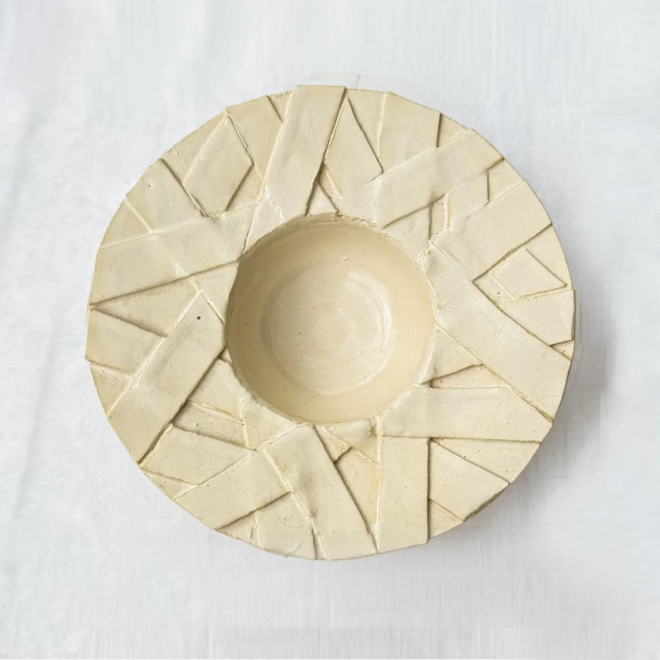 Trama ceramic plate with overlapping bands