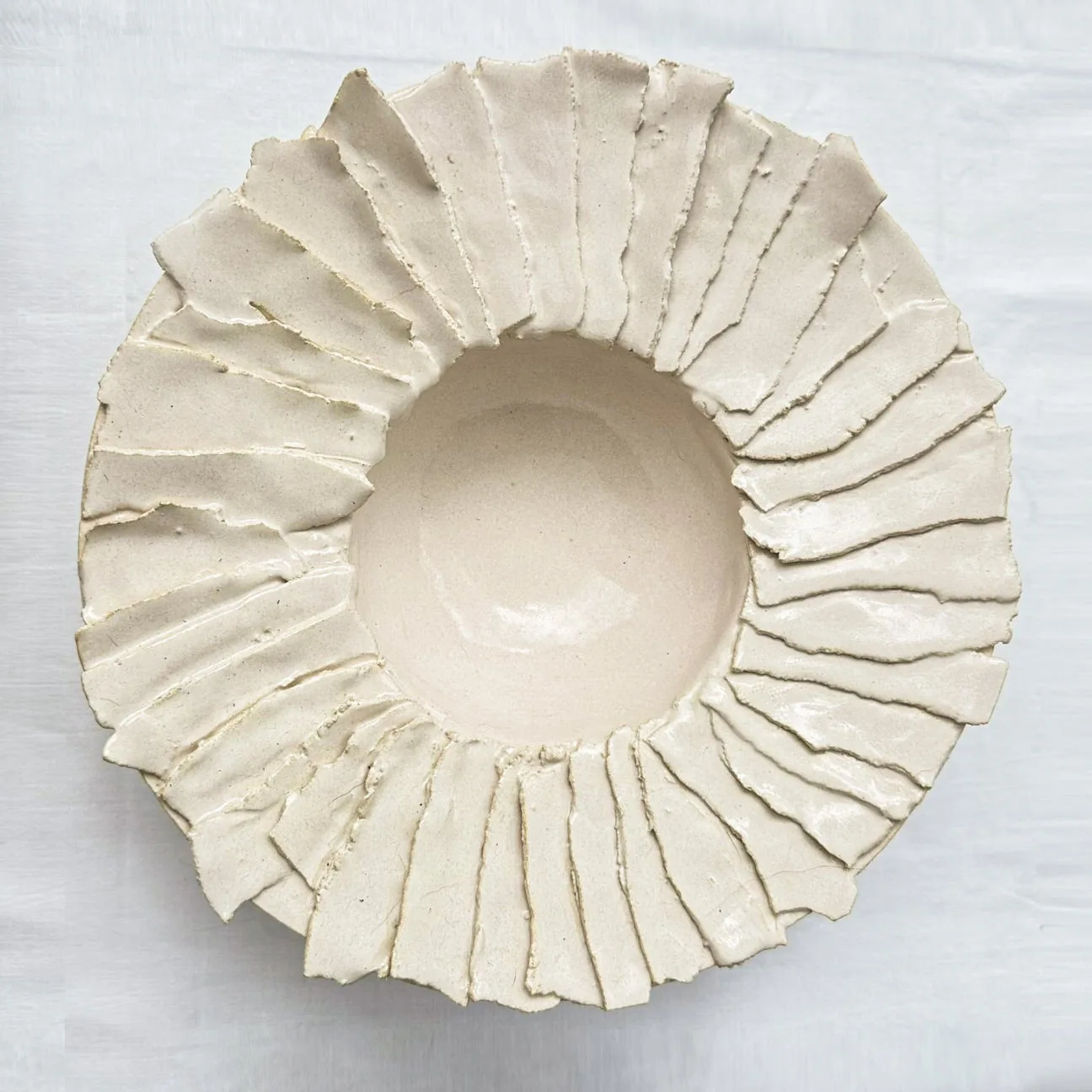 Selve ceramic plate with an irregular edge